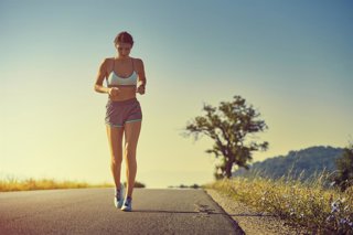 Archivo - Mujer haciendo deporte en verano bajo el sol.