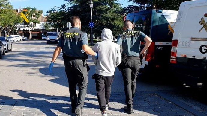 Imagen de los agentes de Guardia Civil junto con el detenido.