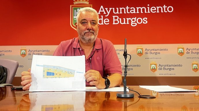 El edil Carlos Niño muestra el esquema del nuevo parque de Caspicol.