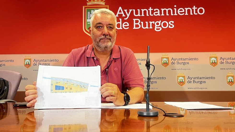 El edil Carlos Niño muestra el esquema del nuevo parque de Caspicol.