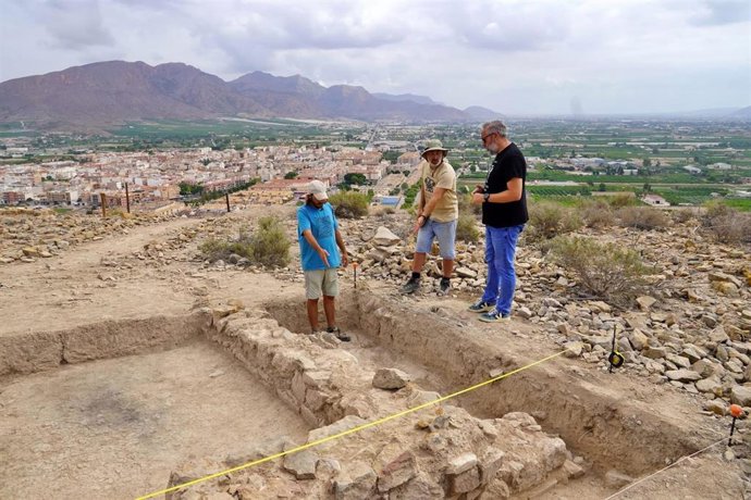Trabajos arqueológicos en el poblado ibérico de Cobatillas la Vieja, situado en la Sierra del Balumba, en Santomera