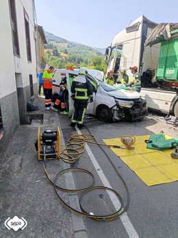 Accidente ocurrido el viernes 8 de agosto entre una furgoneta y un camión en la AS-15, en Cangas del Narcea.