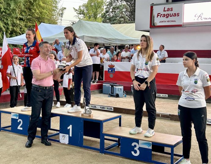 El consejero de Deporte, Luis Martínez Abad, con la campeona regional de bolo palma y las clasificadas en segundo, tercer y cuarto puesto
