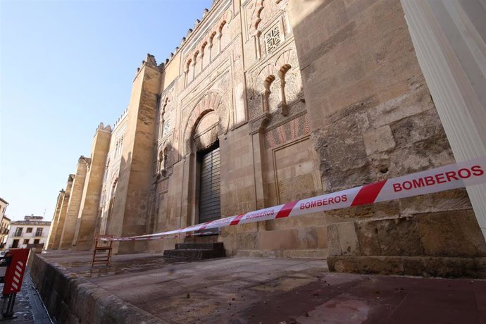 Imagen de la capilla de la Mezquita afectada por el incendio del viernes 8 , acordonada la mañana siguiente.