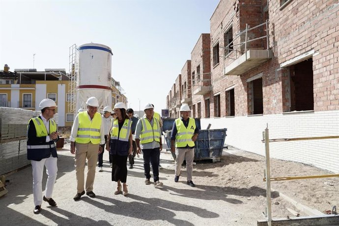 La consejera de Fomento, Rocío Díaz, visita la construcción de 34 viviendas protegidas Mairena del Alcor.