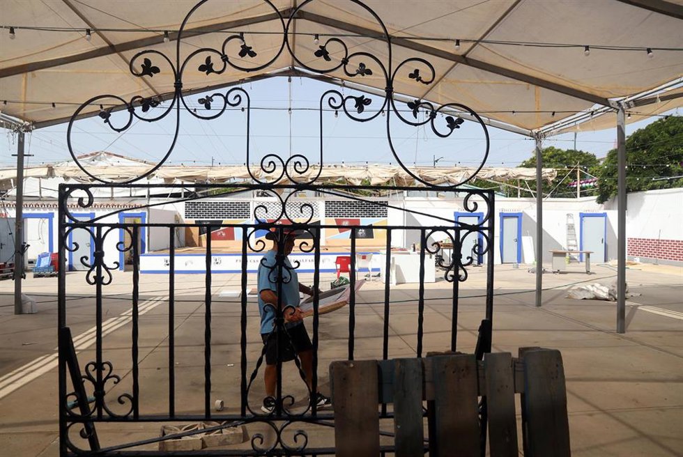 Operarios realizan  tareas de montajes y arreglos en las casetas del Cortijo de Torres para la celebración de la Feria de Málaga