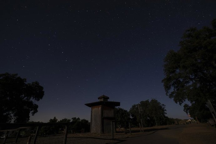 Archivo - Detalle de las Perseidas sobre el Cerro del Hierro, situado en la localidad sevillana de San Nicolás del Puerto. Imagen de archivo. 
