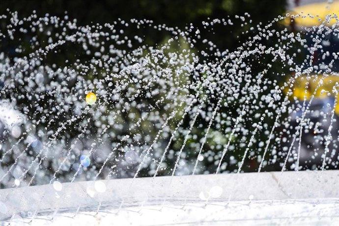Archivo - Detalle del agua de una fuente ornamental de Cádiz