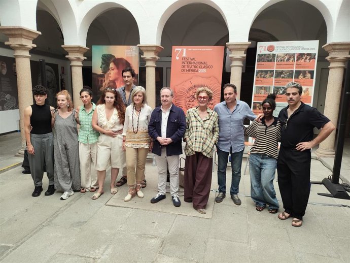 Elenco de Las Troyanas y autoridades en su presentación en el Festival de Teatro de Mérida.