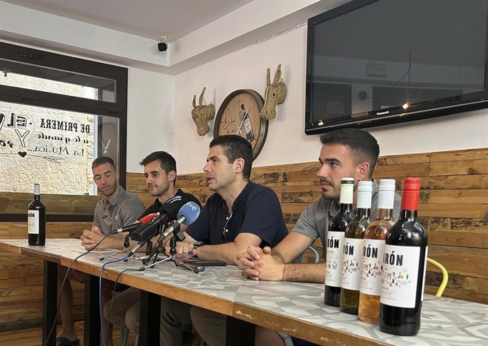 El gerente de Bodegas Tarón, Gonzalo Salzar; el responsable de Garfe, David Garrido; y los pelotaris Merino II y Prado