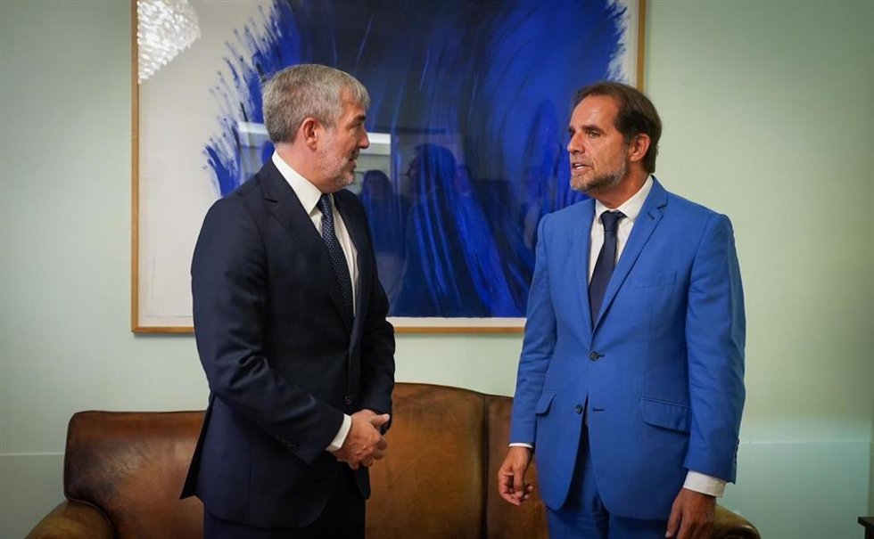 El presidente de Canarias, Fernando Clavijo, con el presidente de Madeira, Miguel Alburqueque