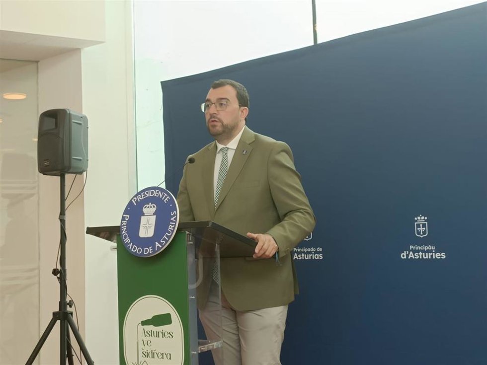 El presidente del Principado de Asturias, Adrián Barbón, en rueda de prensa en el pabellón del Principado del recinto ferial gijonés 'Luis Adaro, en el marco de la 68 Feria Internacional de Muestras de Asturias.