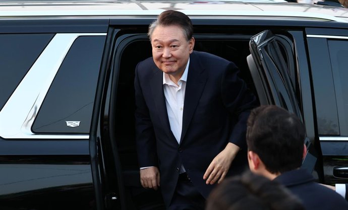 Archivo - 08 March 2025, South Korea, Seoul: Impeached President Yoon Suk Yeol, released from jail, gets out of a vehicle of the Presidential Security Service to meet with his supporters in front of his official residence, following a court's ruling the p