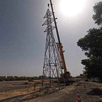 Endesa y el Ayuntamiento de Sevilla desmantelan las torres de alta tensión del recinto ferial.