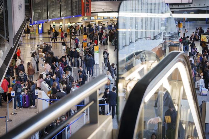 Archivo - 05 April 2025, Hesse, Frankfurt/Main: Travelers are on the move in Terminal 1 at Rhine-Main Airport. The Easter vacations in Hesse (07.04. - 21.04.2025) are just around the corner. There is a lot of travel traffic at Germany's largest airport. P