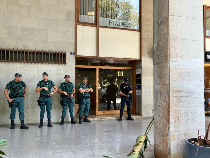 Agentes desplegados frente a un inmueble en Palma