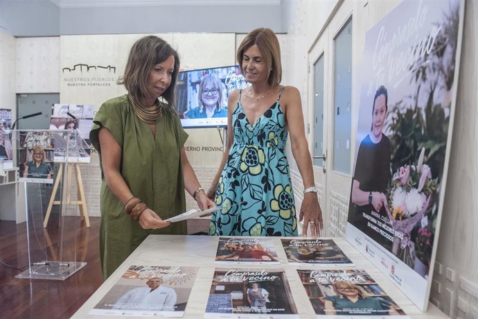 La directora general de Comercio y Consumo de la Junta, María Petit (izda) y la diputada de Promoción Provincial, Magdalena Rodríguez.
