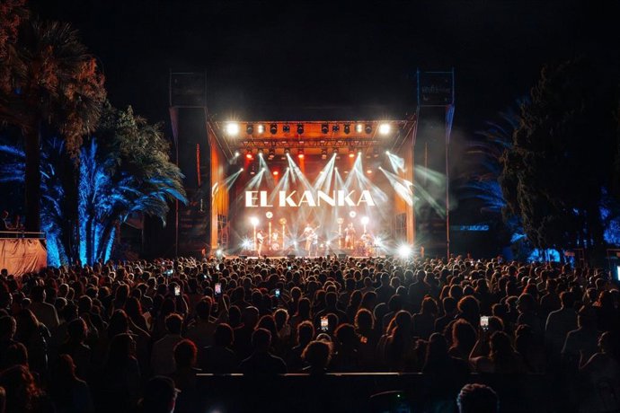 Concierto de El Kanka en el Festival Noches Mágicas 2025, en los Jardines de Abril en Sant Joan d'Alacant (Alicante)
