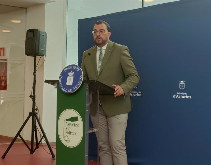 El presidente del Principado de Asturias, Adrián Barbón, en rueda de prensa, en el pabellón del Principado del recinto ferial gijonés 'Luis Adaro, en el marco de la 68 Feria Internacional de Muestras de Asturias