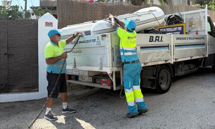 Retiradas ocho embarcaciones de un muelle ubicado en Talamanca, en Ibiza.
