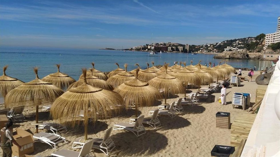 Archivo - Hamacas y sombrillas en una playa de Mallorca.