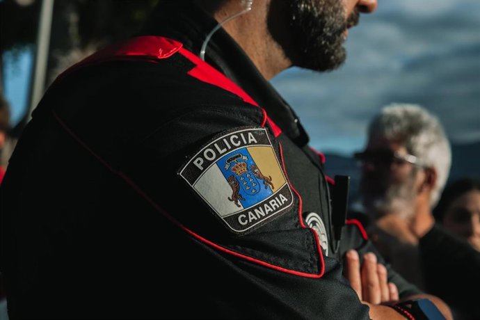 Agente da Polícia das Canárias em serviço