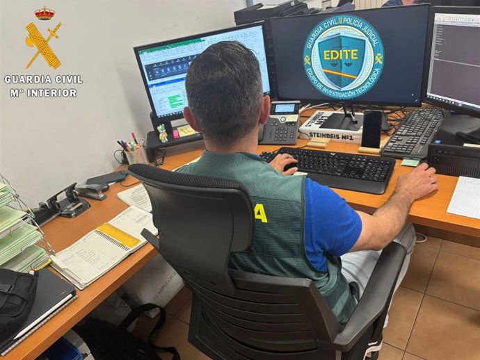 Un agente de la unidad de ciberdelitos.