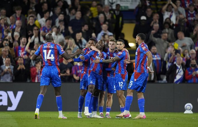 Archivo - 20 May 2025, United Kingdom, London: Crystal Palace's Eberechi Eze (C) celebrates scoring his side's fourth goal with teammates during the English Premier League soccer match between Crystal Palace and Wolverhampton Wanderers at Selhurst Park. P