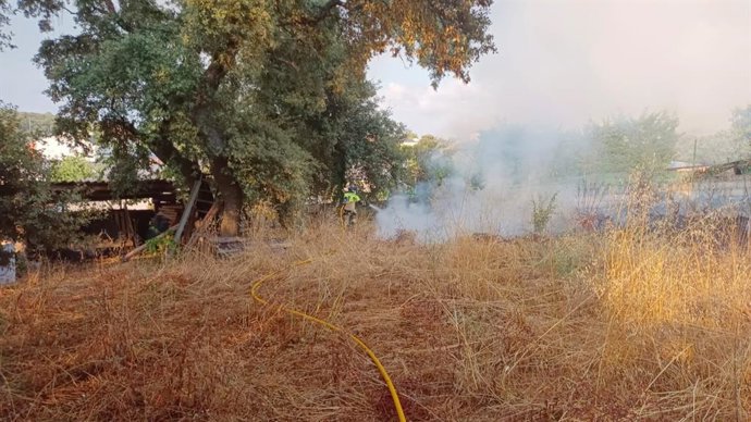 Dotación de bomberos de la Diputación actuando en el incendio.
