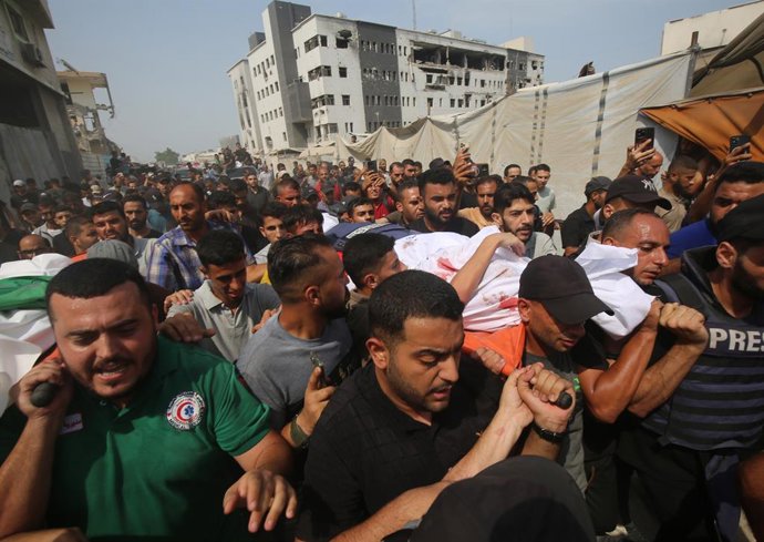 August 11, 2025, Gaza City, Gaza Strip, Palestinian Territory: Mourners carry the body of Al Jazeera correspondent Anas al-Sharif, who was killed alongside other journalists in an overnight Israeli strike on their tent in Gaza City, during his funeral in 