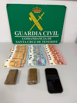 Dinero y los dos trozos de hachís, con un peso total de 200 gramos, incautados por la Guardia Civil en Tenerife