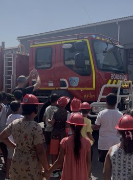 El parque de bomberos de Cáceres recibe la visita de niños y niñas saharauis del programa 'Vacaciones en paz'