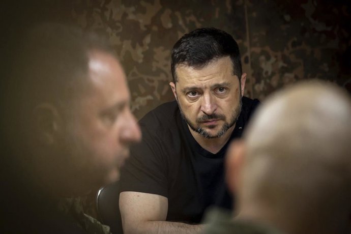 6 de agosto de 2025, Sumy, Sumy Oblast, Ucrânia: O presidente ucraniano, Volodymyr Zelenskyy, ouve os comandantes da 95ª Brigada de Assalto Aéreo Separada de Polissia durante um briefing nas linhas de frente da região de Sumy, em 6 de agosto de 2025, em S
