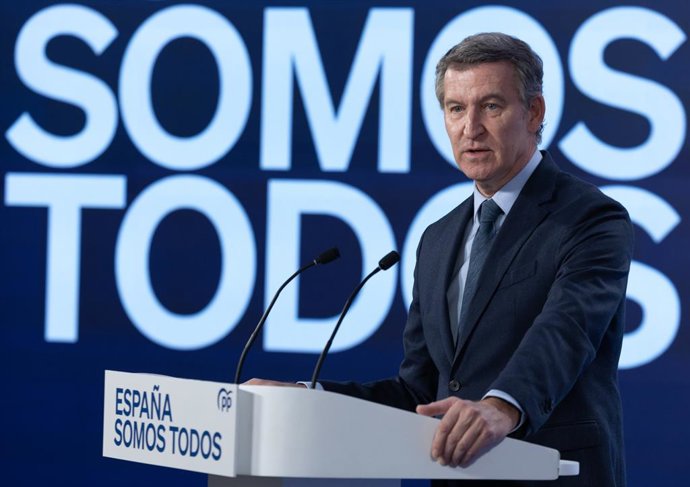 Archivo - El presidente del Partido Popular, Alberto Núñez Feijóo, ofrece una rueda de prensa, en el Espacio Jorge Juan, a 27 de diciembre de 2024, en Madrid (España). Durante su comparecencia, el presidente del Partido Popular ha realizado un balance pol