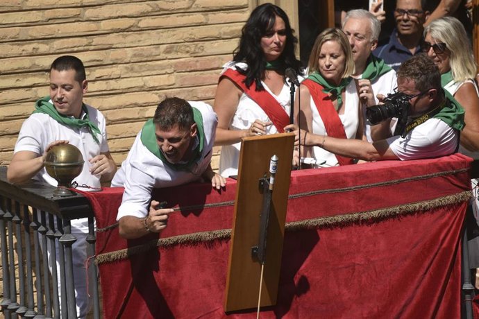 El DJ y productor oscense Andrés Campo (2i), y la alcaldesa de Huesca, Lorena Orduna (3i), durante el lanzamiento del cohete anunciador de las Fiestas de San Lorenzo 2025, a 9 de agosto de 2025, en Huesca, Aragón (España).
