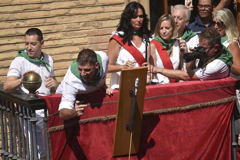 El DJ y productor oscense Andrés Campo (2i), y la alcaldesa de Huesca, Lorena Orduna (3i), durante el lanzamiento del cohete anunciador de las Fiestas de San Lorenzo 2025, a 9 de agosto de 2025, en Huesca, Aragón (España).
