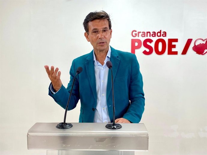 El portavoz del PSOE de Andalucía, Francisco Cuenca, este lunes en rueda de prensa en Granada.