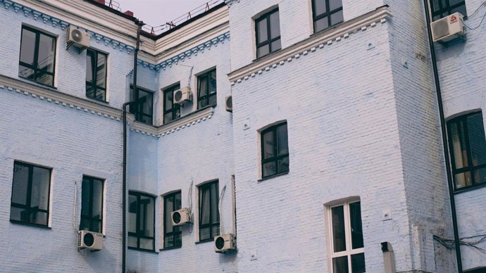 Administradores de Fincas advierten de la multa de hasta 750 euros por el vertido del aire acondicionado.