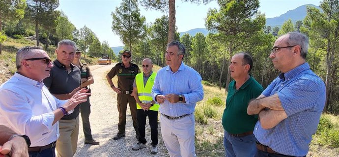 El consejero Juan María Vázquez durante la visita al inicio de las actuaciones de restauración de caminos forestales en Moratalla
