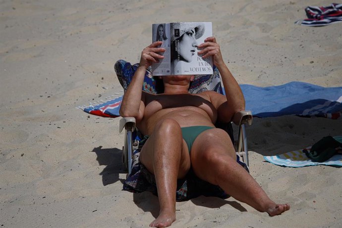 Archivo - Una mujer en la playa de Samil, a 31 de mayo de 2025, en Vigo, Pontevedra, Galicia (España).