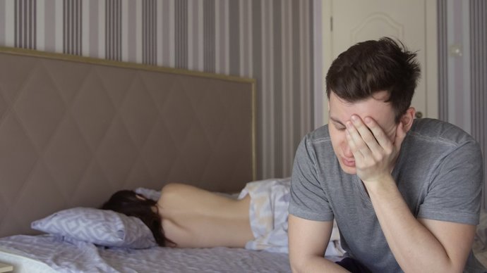 Archivo - Hombre en la cama con su pareja. Eyaculodinia, problemas de eyaculación.
