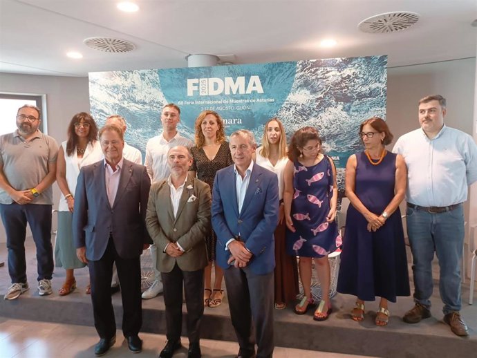 El rector de la Universidad de Oviedo, Ignacio Villaverde (delante, en el centro), en la presentación de la campaña 'Todo lo que la hace única', en el marco de la 68 Feria Internacional de Muestras de Asturias, en el recinto ferial gijonés 'Luis Adaro'.