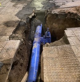 Archivo - Obras en la red de abastecimiento de agua. Foto de archivo.