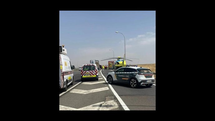 Tramo de la A-62 afectado por el accidente de dos camiones.