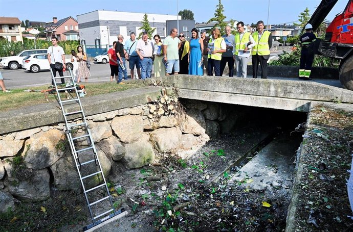 Inicio de los trabajos de limpieza en el arroyo de La Tejona, en Santander