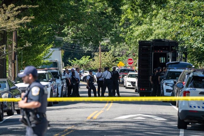 10 de agosto de 2025, EUA, Washington: Policiais do Departamento de Polícia Metropolitana fortemente armados se preparam para um incidente no sudeste de Washington, D.C. O presidente dos EUA, Trump, afirmou que o crime na capital está fora de controle, ap