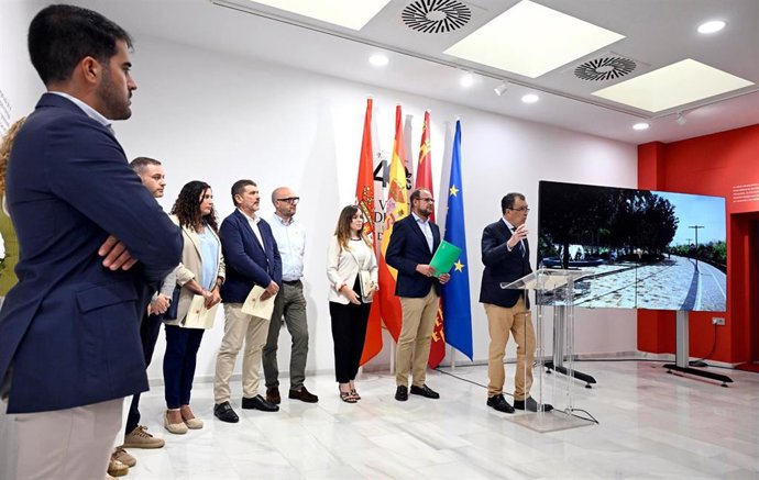 El alcalde, José Ballesta, junto a miembros del equipo de Gobierno, en una rueda de prensa sobre el proyecto del Parque Metropolitano Oeste, en Barriomar