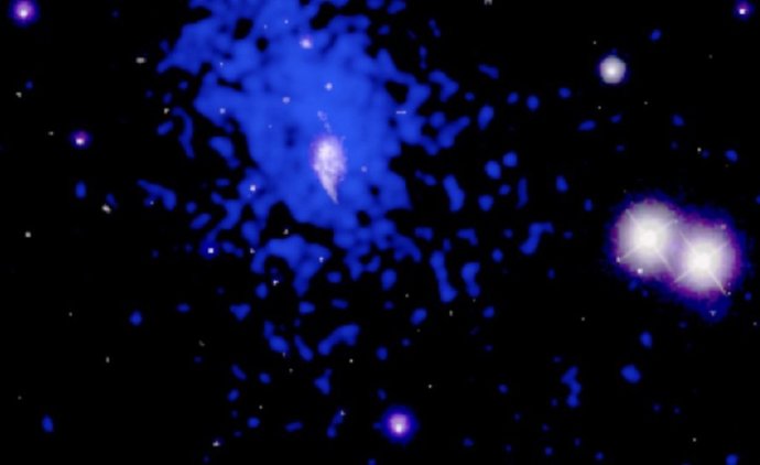 El cúmulo de galaxias (blanco/violeta) y su atmósfera gaseosa caliente (azul)