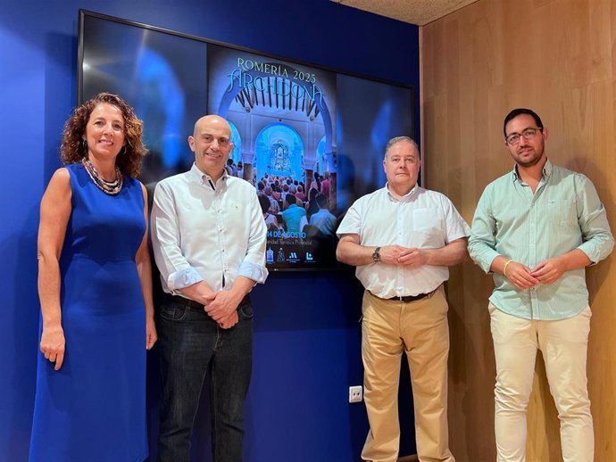 La vicepresidenta de Ciudadanía y Equilibrio Territorial de la Diputación de Málaga, Antonia Ledesma, junto al alcalde, Manuel Almohalla, y el hermano mayor de la Cofradía Virgen de Gracia, Fernando Morales, entre otros.