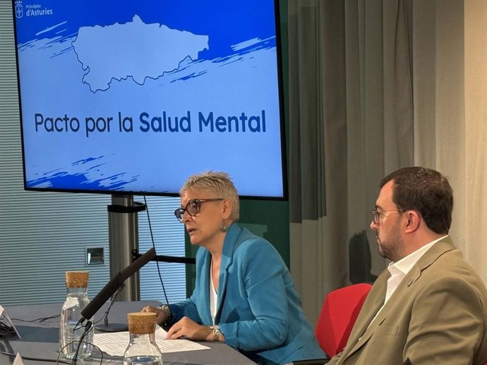 El presidente del Principado de Asturias, Adrián Barbón, y la consejera de Salud, Concepción Saavedra, durante la firma del Pacto por la Salud Mental con 45 municipios, en el marco de la 68 Feria Internacional de Muestras (Fidma), en Gijón.